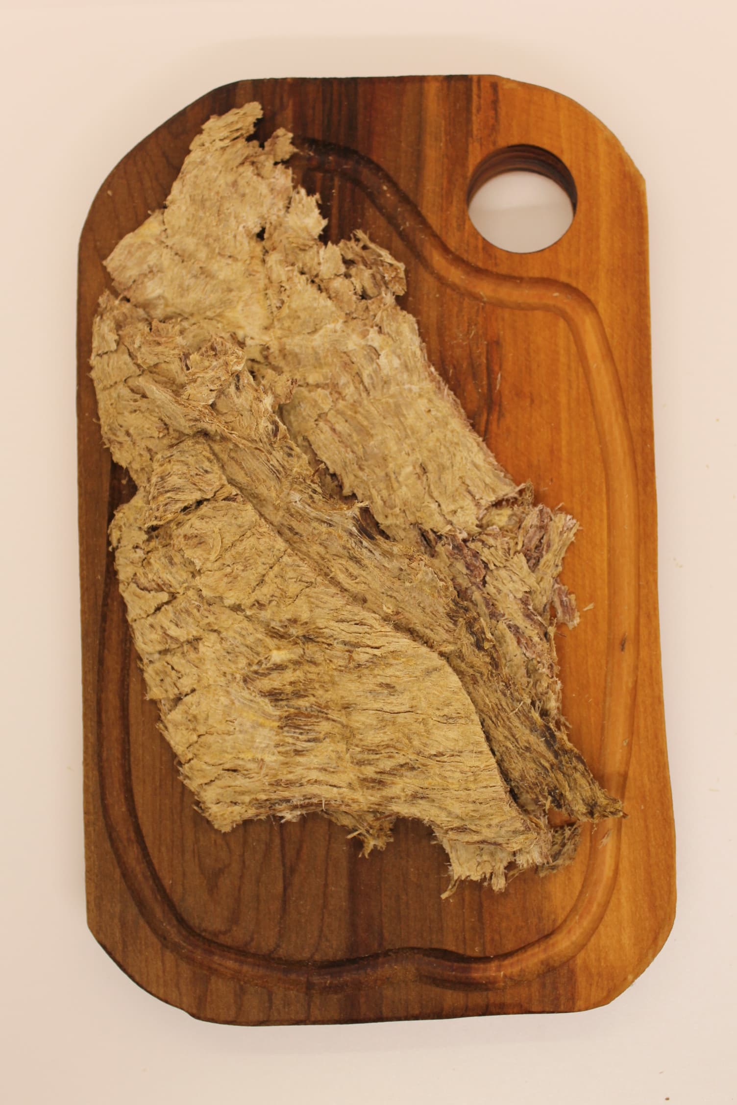 Charqui artesanal sobre madera