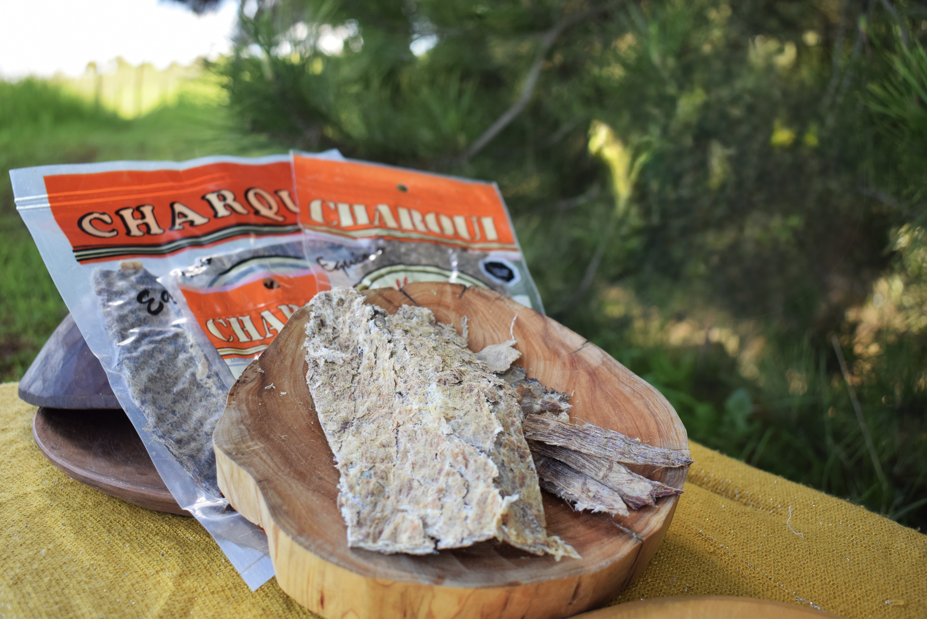 Charqui equino Monte Águila — charqui en tabla, empaques y campo